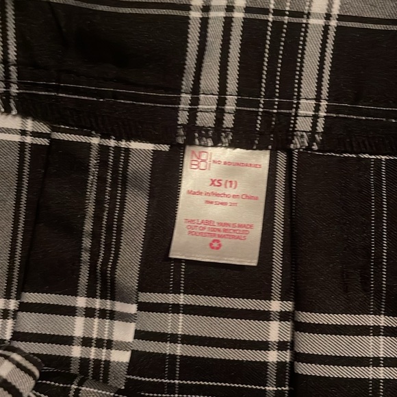 NO BOUNDARIES BLACK PLAID PLEATED SKIRT WITH PATCHES NWT JUNIORS XS - Picture 8 of 12